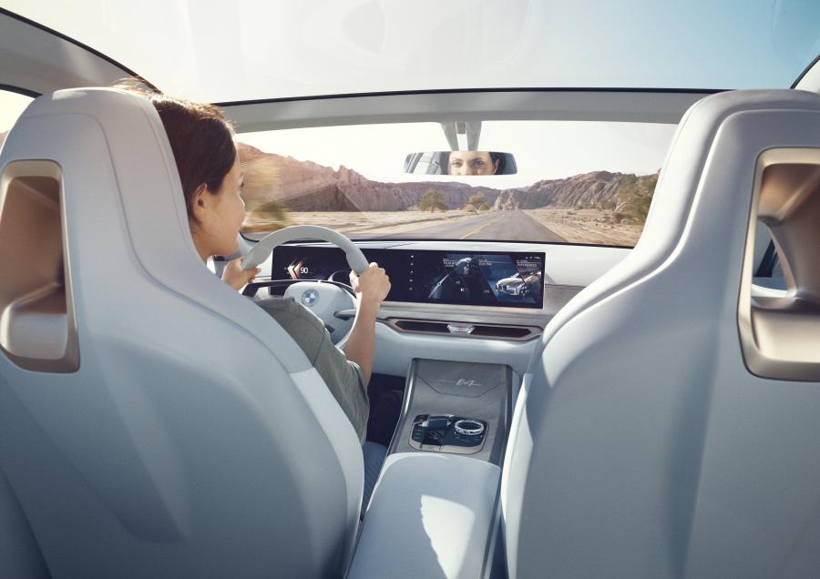 Интерьер BMW Concept i4 2020 года  (фото 23 из 71)